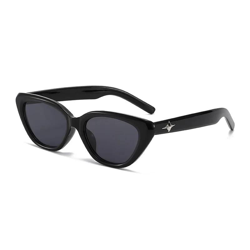 Street Fashion Photography - Women's triangular frame fashion cat eye